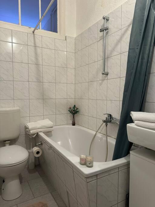 Grosses Apartment Am Kudamm Berlin Bagian luar foto
